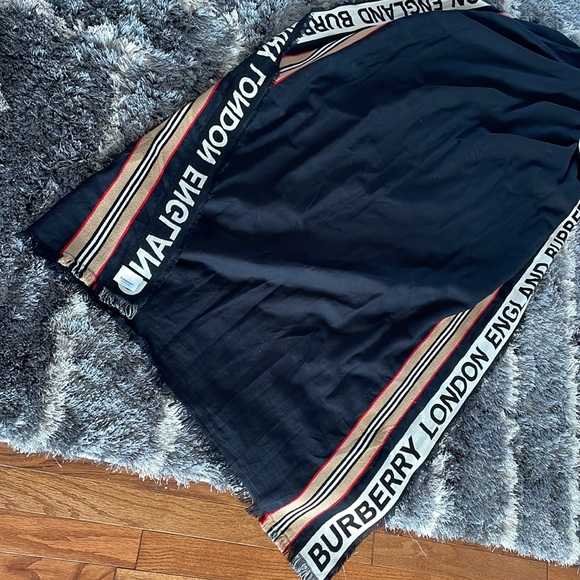 Reversible Burberry scarf / wrap / shawl - Picture 2 of 2
